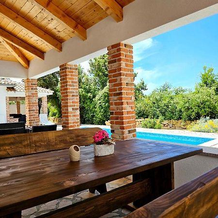 Holiday Homes Sintija Kampor Exterior foto