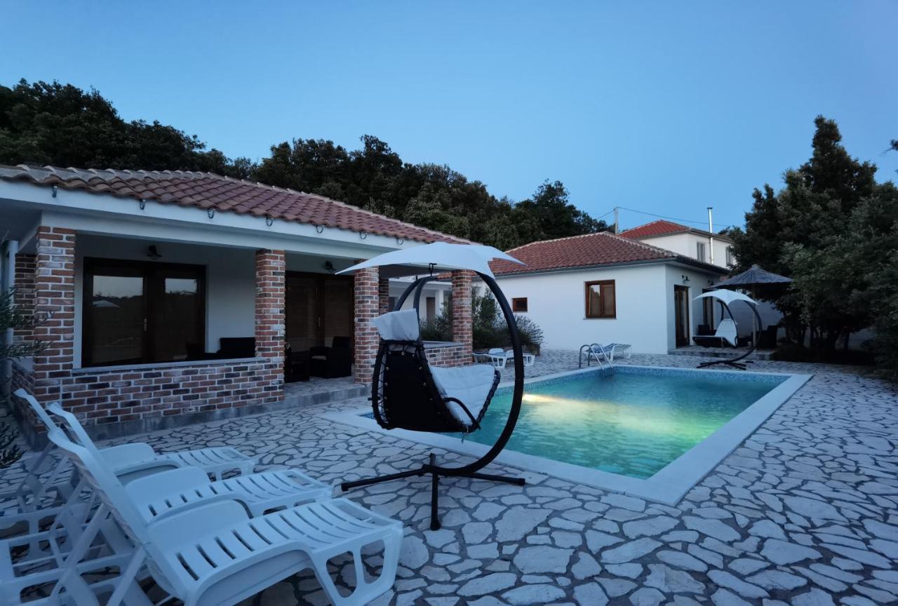 Holiday Homes Sintija Kampor Exterior foto